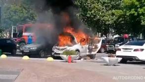 Видео: в Гродно автомобиль горел прямо напротив входа в супермаркет, «зацепило» и соседнюю машину