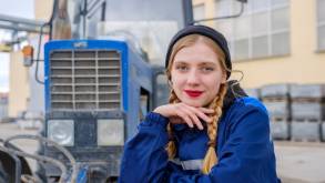 «В мастерской только я, трактор и голуби — романтика!» Интервью с девушкой-трактористкой из Гродно
